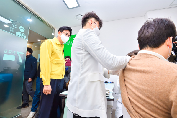▲ 코로나19 백신 접종 현장에서 접종 상황 살피는 박성수 송파구청장.