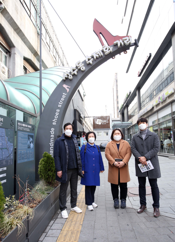 ▲ 성수동 수제화거리 방문한 하남시의회 도시브랜드연구회.