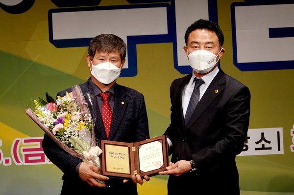 ▲ 한국농업경영인 경기도연합회 제19대-20대 임원 이취임식 참석한 진용복 부의장.