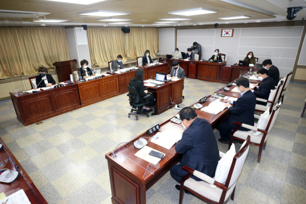 ▲ 조례안 및 추경예산안 심사하는 수원시의회 복지안전위.