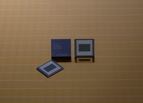 ▲ SK하이닉스가 양산하는 18GB LPDDR5 모바일 D램.