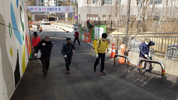 ▲ 신월6동, 신남초 등굣길 방역.