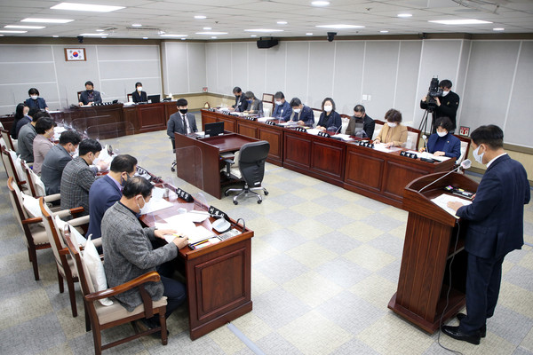 ▲ 수원시의회 예결특위 2021년도 제1회 추가경정예산안 심사.