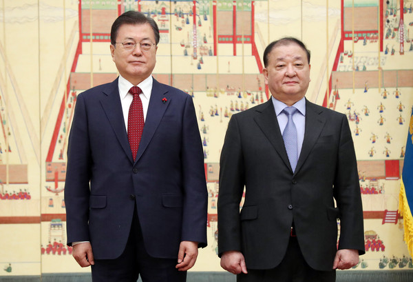 ▲ 문재인 대통령(왼쪽)이 지난 1월 14일 오전 청와대 본관에서 강창일 주일대사에게 신임장을 수여한 후 기념촬영을 하고 있다.