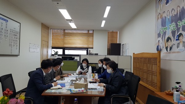 ▲ 경기도의회 경제노동위원회 이은주 위원장 정담회 진행 모습.