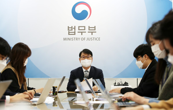 ▲ 브리핑 하는 강성국 법무부 법무실장. /뉴시스