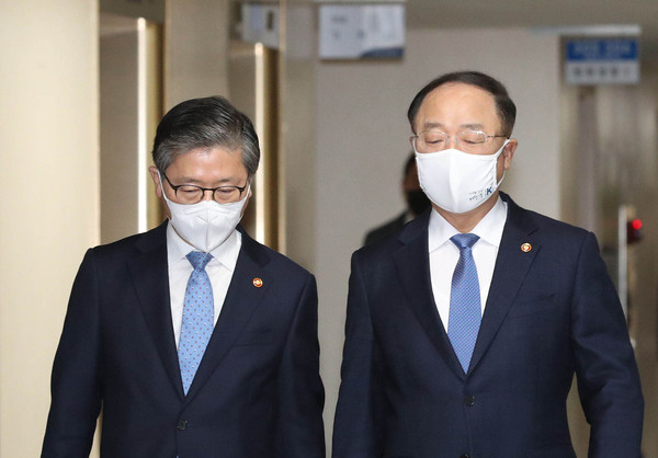 ▲ 부동산 관련 브리핑 위해 이동하는 홍남기 부총리-변창흠 장관. /뉴시스