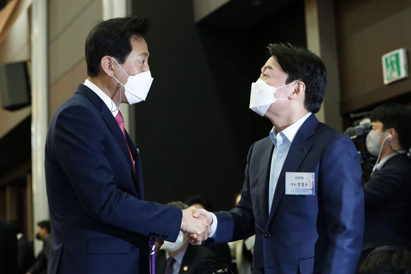 ▲ 오세훈 후보와 인사하는 안철수 대표. /뉴시스