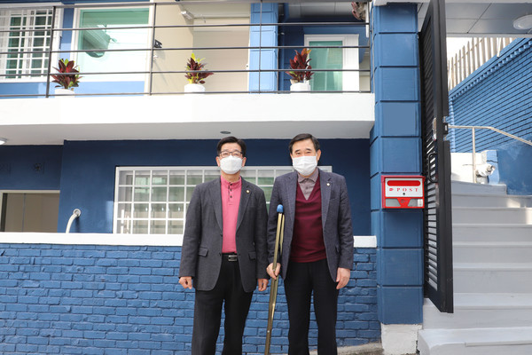 ▲ 용산구 직원 숙소 현장방문한 용산구의회 김정재 의장·최병산 의원.