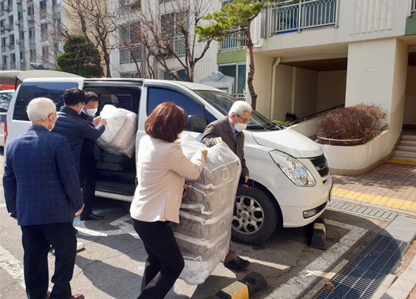 ▲ 사고 이재민을 위해 이불 50채를 긴급 마련해서 전달하는 동지역사회보장협의체 위원들.