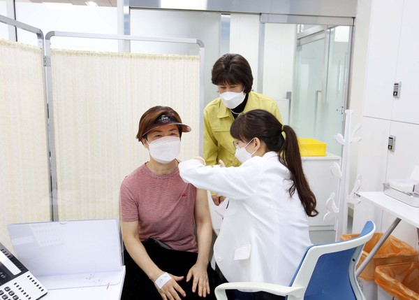 ▲ 미사보건센터 방문해 백신 접종 현장 점검하는 방미숙 하남시의회 의장.