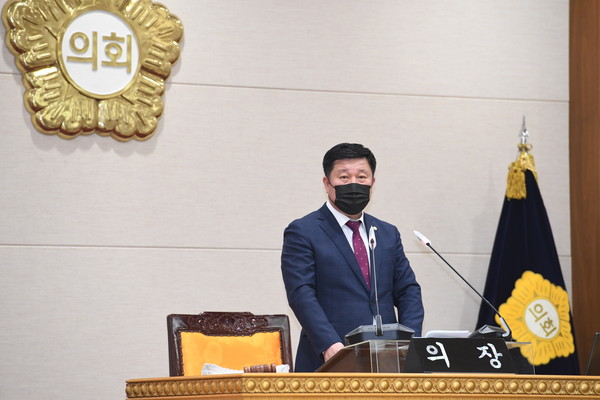 ▲ 정덕영 의장이 제327회 임시회 제1차 본회의를 진행하고 있다.