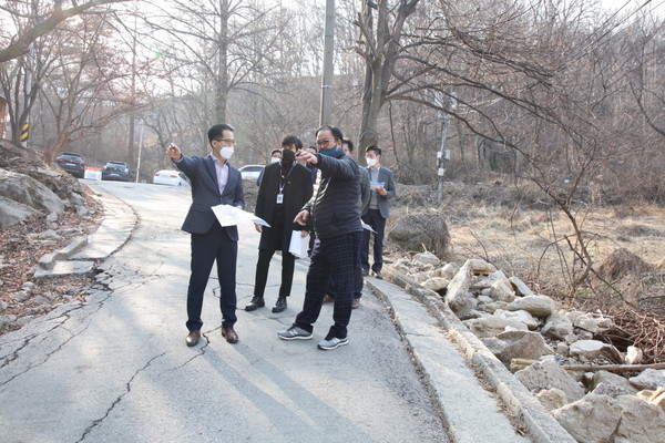 ▲ 죽주산성 현장 점검하는 신원주 안성시의회 의장.