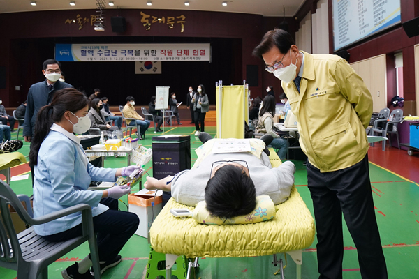 ▲ 헌혈하는 직원 격려하는 유덕열 동대문구청장.