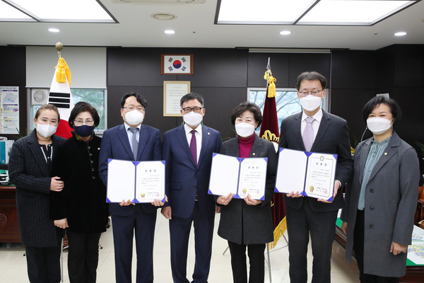 ▲ 결산검사위원 위촉장 수여식.