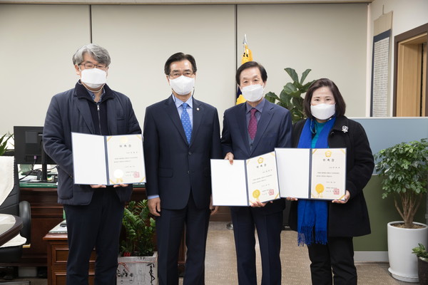 ▲ 왼쪽부터 강동순 회계사, 영등포구의회 고기판 의장, 정찬선 세무사, 영등포구의회 이미자 의원.