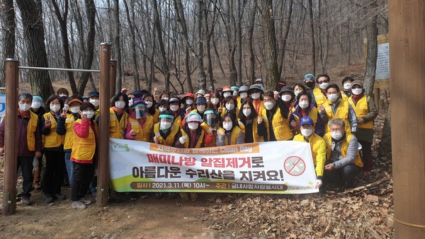 ▲ 이견행, 신금자 의원과 궁내사랑자원봉사대가 매미나방 알집 제거 활동을 위해 함께했다.