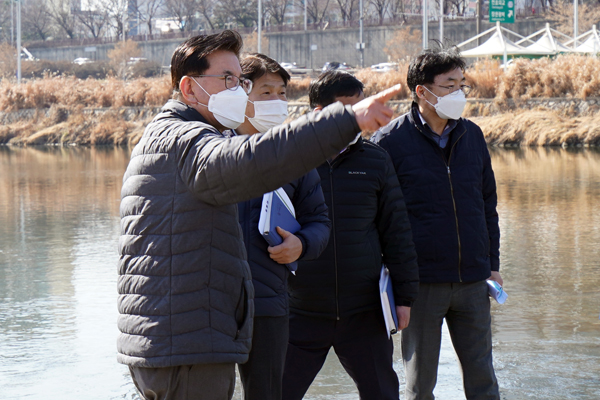 ▲ 중랑천장안1체육공원에서 해빙기 점검하는 유덕열 구청장.