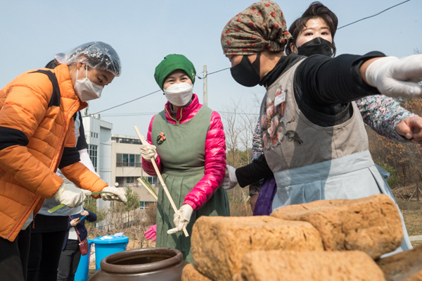▲ 주민과 함께 전통 장담그기에 나선 김수영 양천구청장.