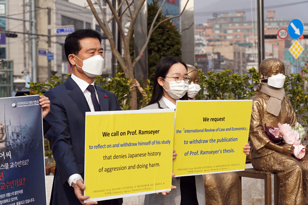 ▲ 성북구 분수마루 광장에 설치된 ‘한·중 평화의 소녀상’ 앞에서 램지어 교수의 역사왜곡을 알리는 피켓시위에서 이승로 성북구청장(좌)과 계성고 박민정 학생(우)이 메시지를 전하고 있다.