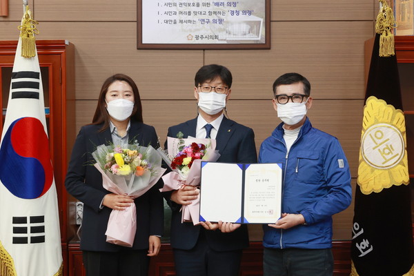 ▲ 좌측부터 동희영 위원장, 이상승 주무관, 임일혁 의장.