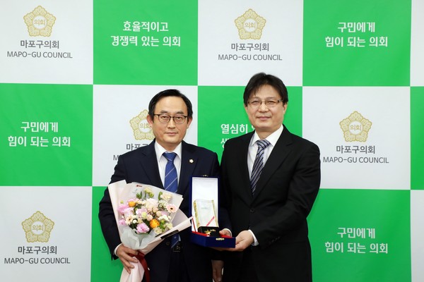▲ 마포현대아파트 입주민으로부터 감사패 받은 이홍민 의원.
