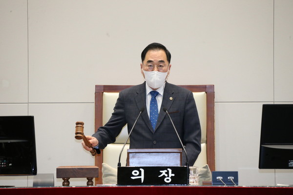 ▲ 임시회 개회하는 윤창근 의장.