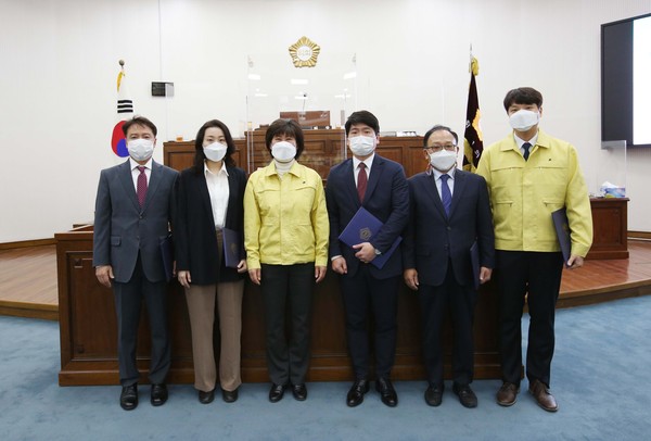 ▲ 하남시의회 2020회계연도 결산검사위원 5명 선임 및 위촉식.