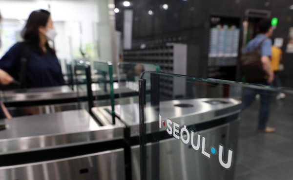 ▲ 서울 중구 서울시청 신청사로 직원들이 출근을 하고 있다. /뉴시스