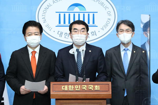 ▲ 더불어민주당 신문부수 조작 수사 관련 기자회견. /뉴시스