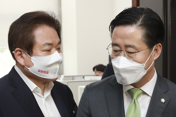 ▲ 서울시장 후보 야권 단일화 협상 마친 정양석-이태규 사무총장. /뉴시스