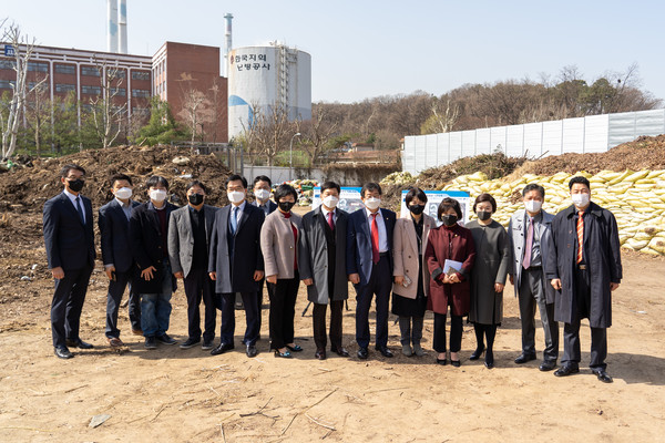 ▲ 강남구의회 행재委, 로봇플러스 사업공간 부지 현장방문 모습.