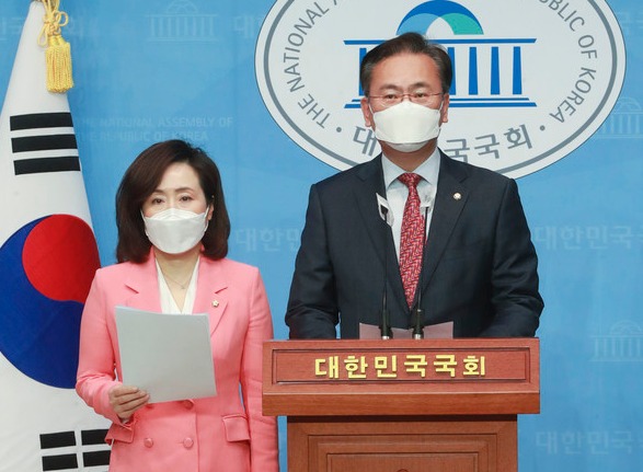 ▲ 수사지휘권 발동 관련 기자회견하는 유상범,전주혜 의원. /뉴시스