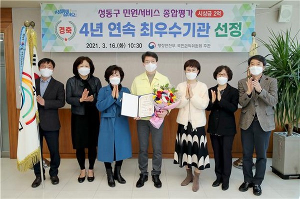 ▲ 수상 기념 행사 촬영하는 정원오 성동구청장(가운데).