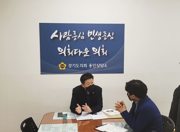 ▲ 용인 처인구 내 생활체육시설 신설 추진현황 및 불편사항 점검하는 지석환 의원.