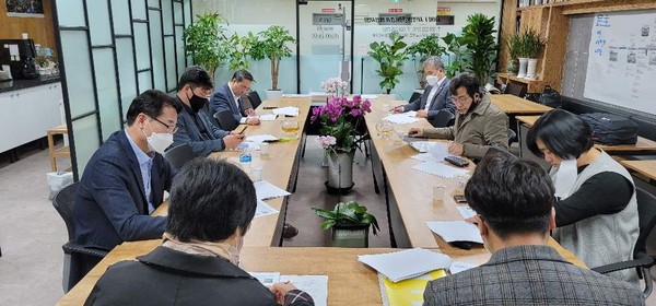▲ 화성 태안지구 진안중 공실 활용방안 보고 받는 이은주 의원.