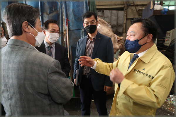 ▲ 석관동 적합장 현장방문한 성북구의회 김일영 의장.