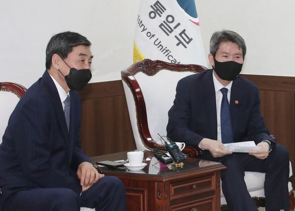 ▲ 이인영 통일부 장관-이종걸 민화협 대표상임의장 면담. /뉴시스
