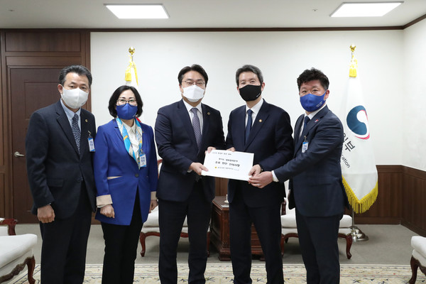 ▲ 경기도의회 더불어민주당, 이인영 통일부 장관 면담 진행 모습.