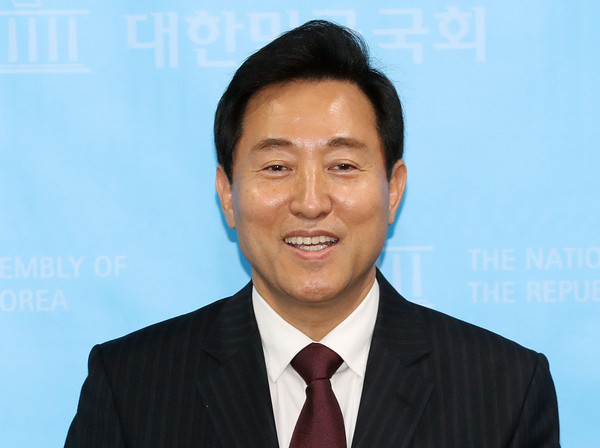▲ 밝은 미소로 취재진 질문 답하는 오세훈 단일후보. /뉴시스