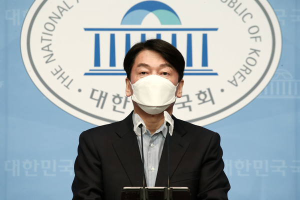 ▲ 야권 단일화 관련 기자회견하는 안철수 후보. /뉴시스