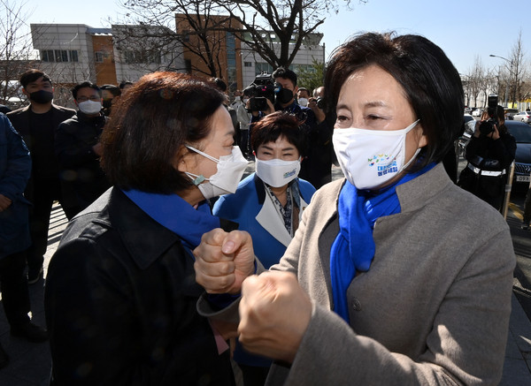 ▲ 지지자들과 주먹인사하는 박영선 후보. /뉴시스