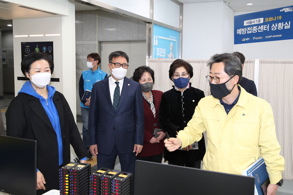 ▲ 서울시 1호 코로나19 백신예방센터 현장 점검하는 의장단 및 상임위원장들.