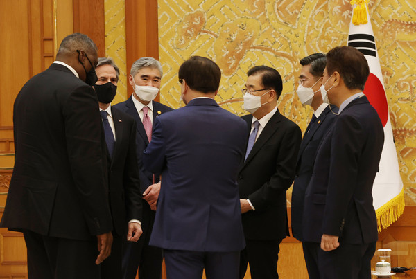 ▲ 서훈 국가안보실장과 정의용 외교부 장관이 로이드 오스틴 국방장관, 토니 블링컨 미국 국무장관, 성김 미 국무부 동아시아·태평양 담당 차관보 대행과 대화를 나누고 있다. /뉴시스