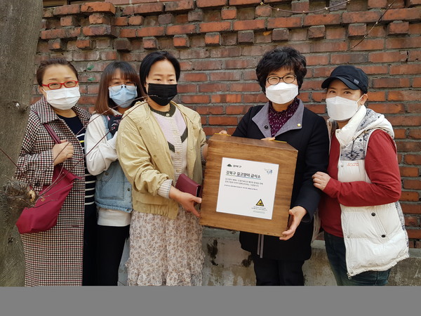 ▲ 강북구 최초 길고양이 급식소 설치 현장 방문한 강북구의회 유인애 의원.