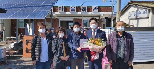 ▲ 화성시의회 최청환 의원 감사패 수상 기념사진.
