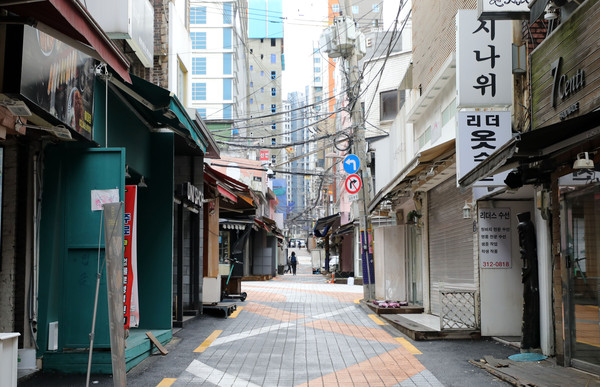 ▲ 서울 서대문구 대학가 인근의 가게들이 폐업 또는 휴점을 하고 있다. /뉴시스