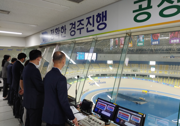 ▲ 경륜 선수들이 광명 스피돔 종합 심판실을 방문해 직접 경주를 관람하고 판정 절차 등을 참관했다.