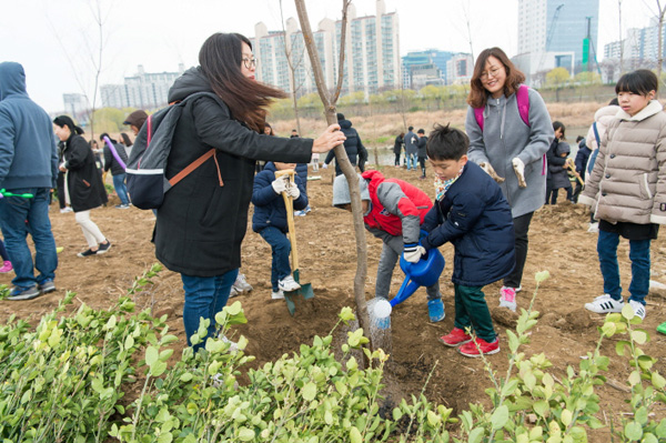 ▲ 지난 2019년 안양천에서 진행된 나무심기 행사.