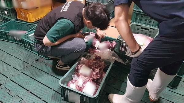 ▲ 유통기간 경과 식재료 점검 모습.